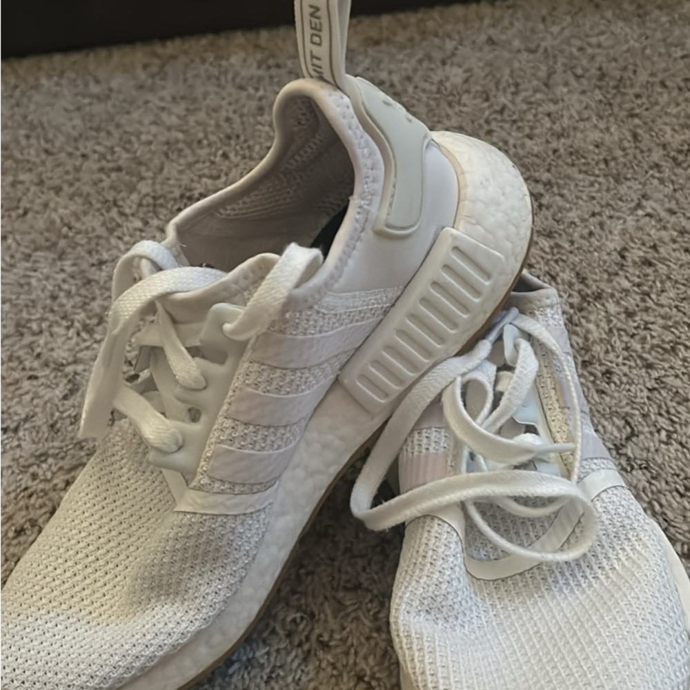 Adidas Sneakers: Men’s 7.5 / Women’s 9/9.5